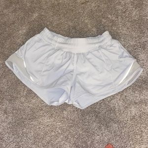 Lululemon White Hotty Hot Low Rise Lined Short 2.5” Size 2